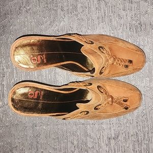 G Series women's clogs.